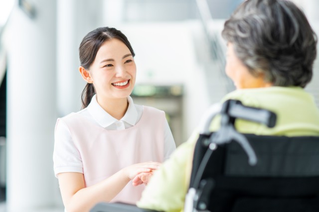介護士と有料老人ホーム入居者のやりとり