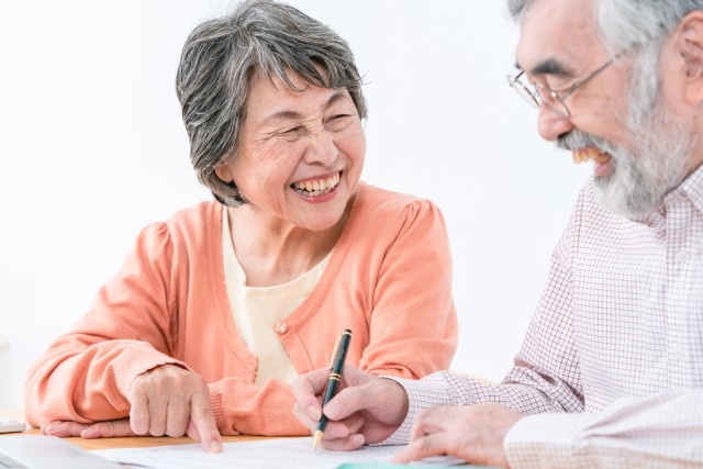 サ高住の費用を話し合う老夫婦