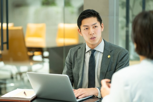 賃貸オーナーの悩みを聞く若い弁護士