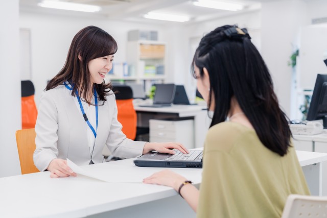 不動産会社のプロに相談をする女性