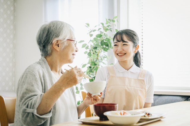 一般型サ高住で食事を楽しむ高齢者