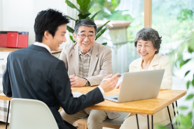 介護保険について話し合うシニア夫婦