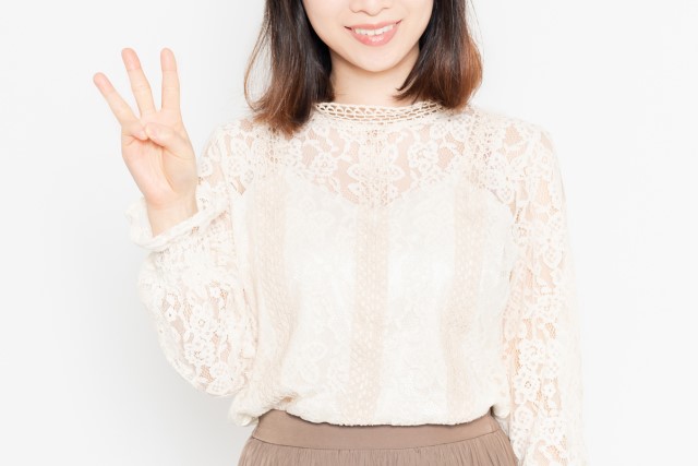 手付金には3つの意味と役割があることを示す女性