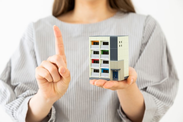 即時買取時に知っておきたいことを伝える女性