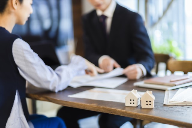 家の売買を検討する人と不動産会社の担当者