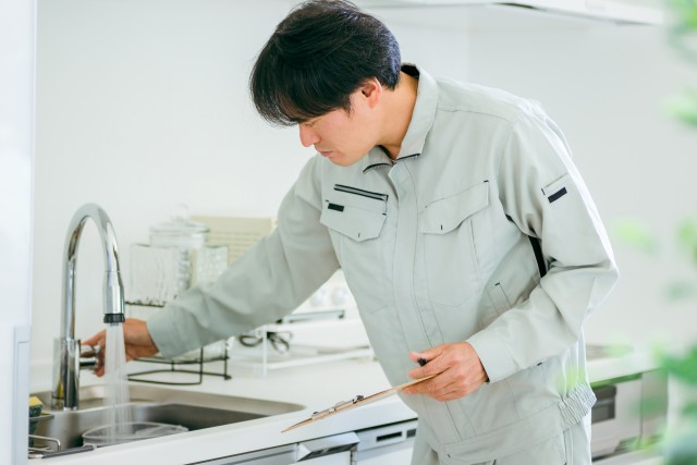 設備の故障を直す人