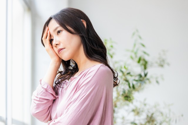 市街化調整区域のインフラの整備について悩む女性
