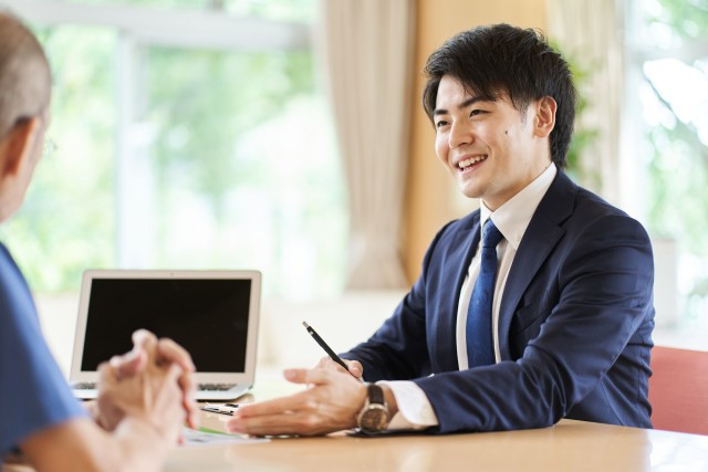 不動産仲介業者の担当者