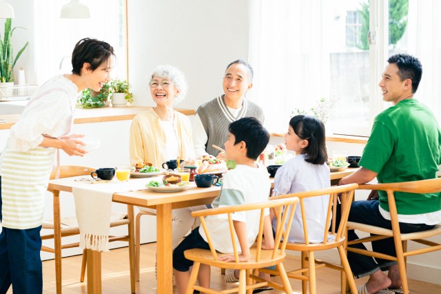 二世帯住宅で食事をする家族