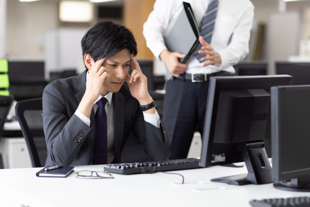 急なトラブルに困惑する管理会社社員