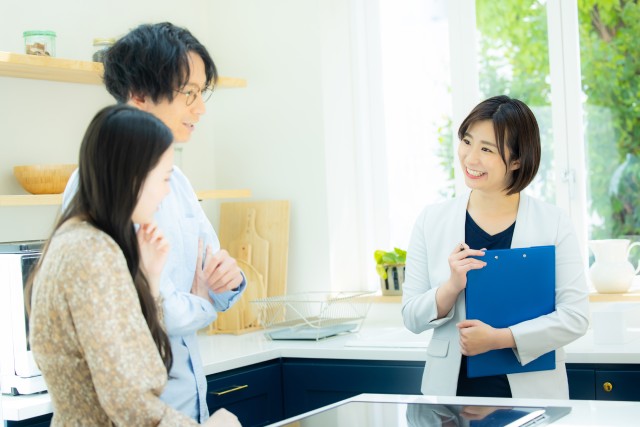 インスペクションについて説明を受ける夫婦