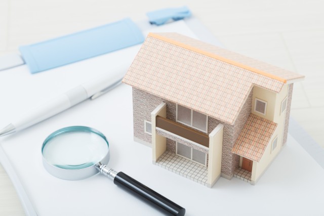 一戸建て住宅を査定する様子
