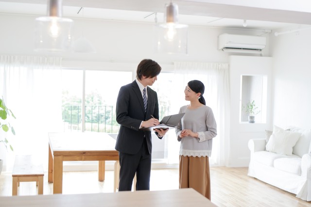 不動産会社の担当者による訪問査定の様子
