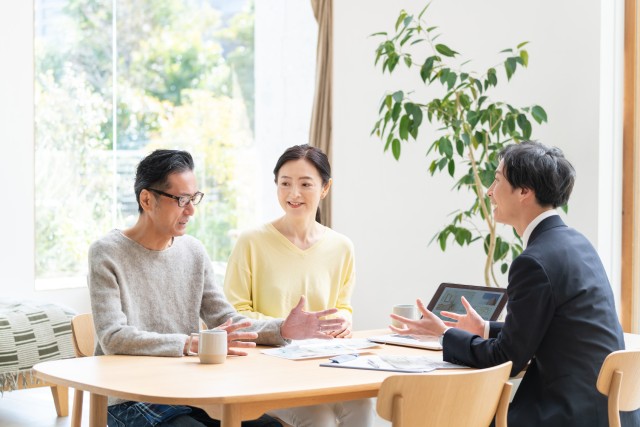 不動産売却の相談をする夫婦
