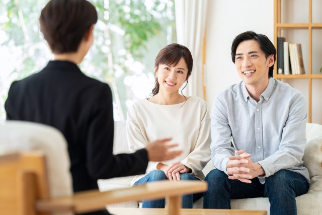 不動産売却を考える夫婦
