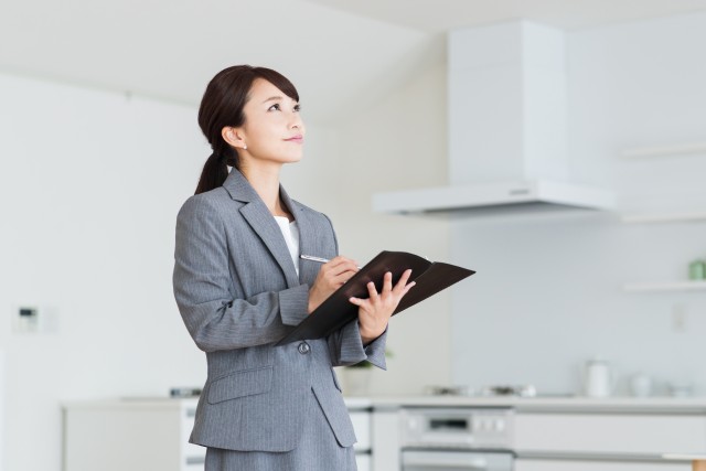 査定を行う不動産会社の担当者