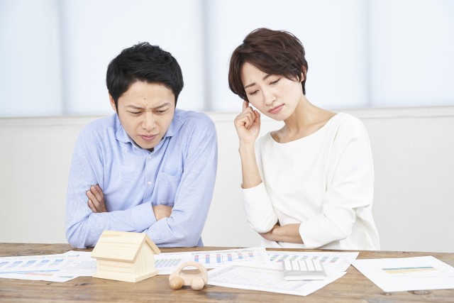 不動産売却について悩む夫婦