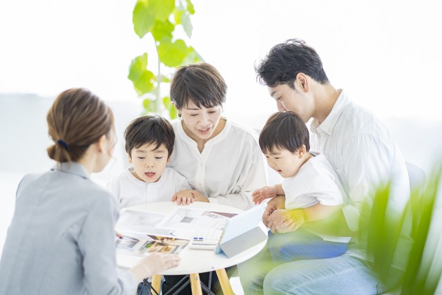 住み替えのために不動産売却の説明を受ける家族