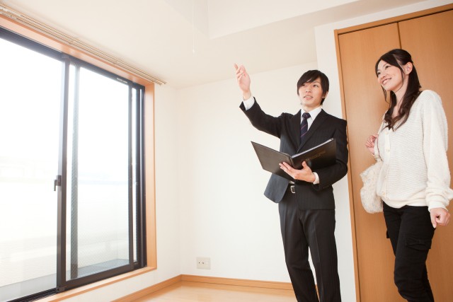 住宅の確認をする買主と中小不動産会社の担当者