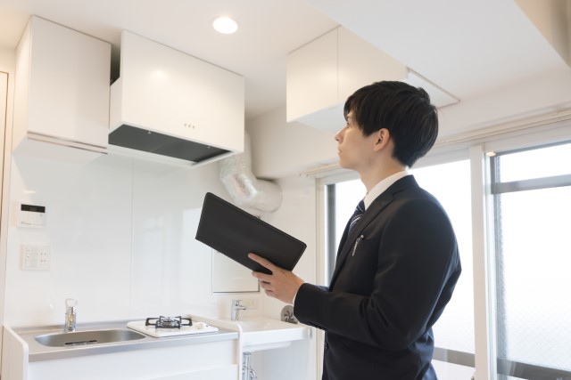 マンションを査定する不動産会社の担当者