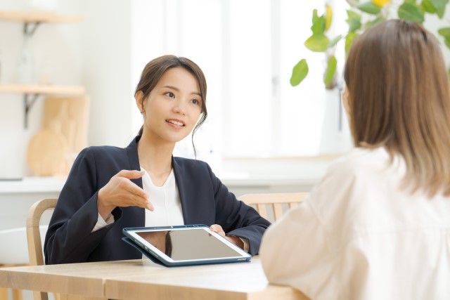 不動産会社の担当者