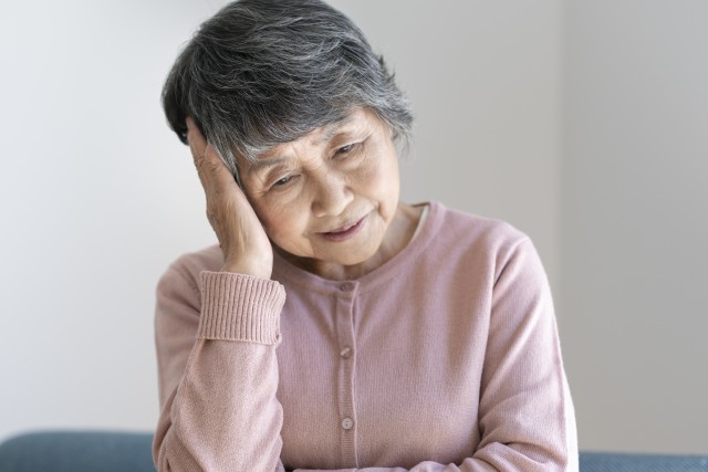 勧誘に悩む高齢者女性