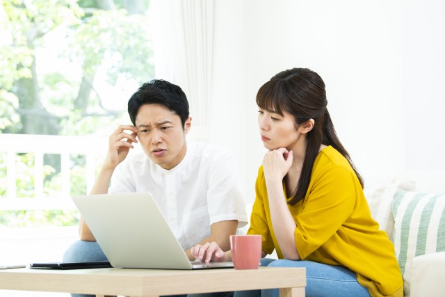 売却を依頼する不動産会社を探す夫婦