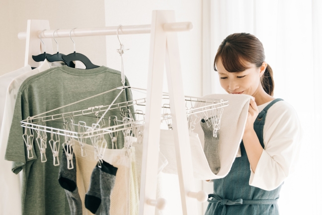 部屋干しのニオイを気にする主婦