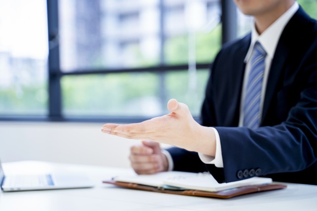 賃貸のプロが相談に乗っている様子