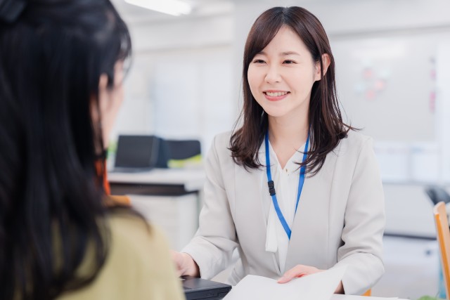 親身に相談に乗る相談窓口の担当者