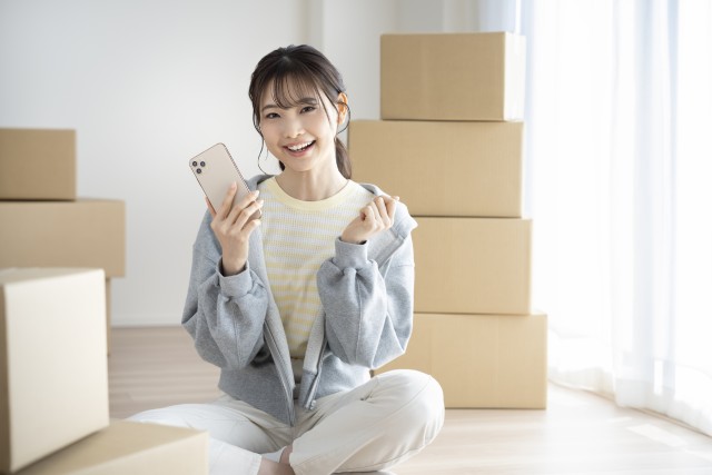 引越し作業をしている女性