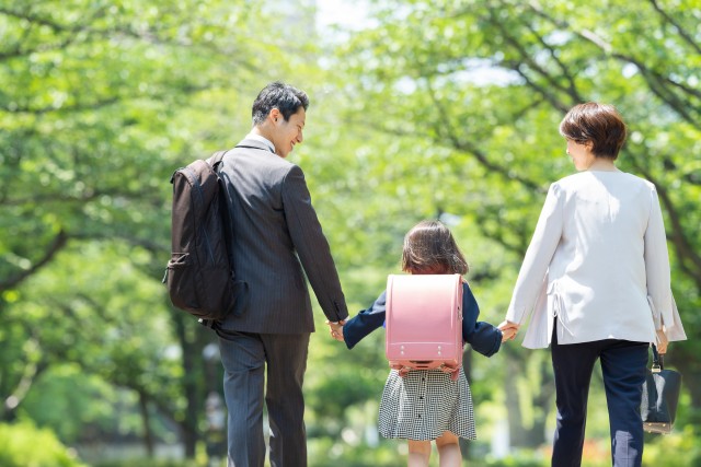 引越し後に一緒に通勤・通学する親子