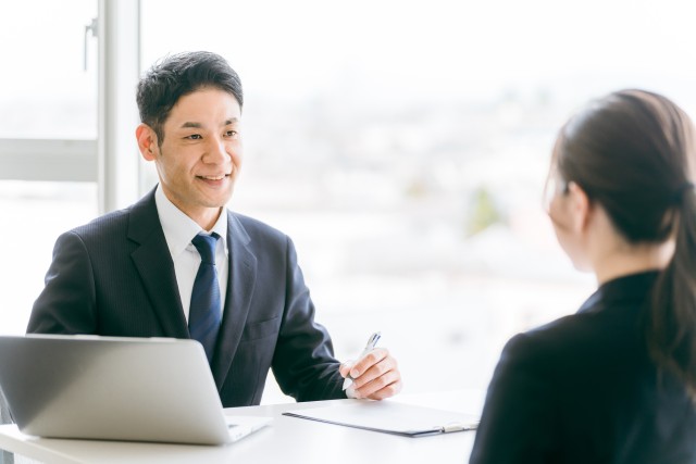 売主と相談をする不動産会社の担当者
