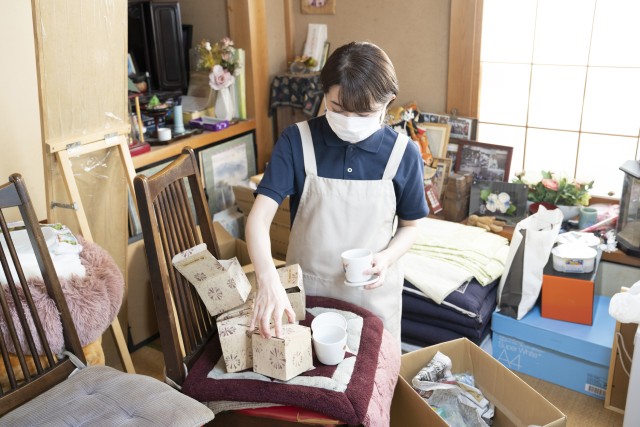 解体を行う前に片付けをする人