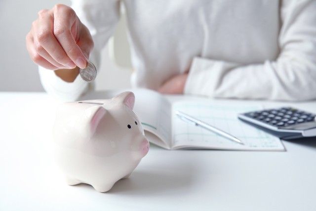 節約したお金を貯金する人