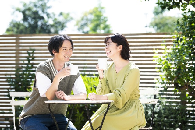 テラスでお茶を楽しむ夫婦