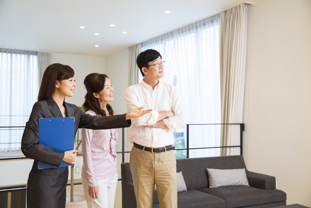 住み替え先の物件を見学する夫婦
