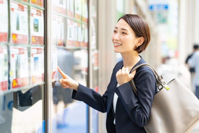 不動産会社で物件を探す人