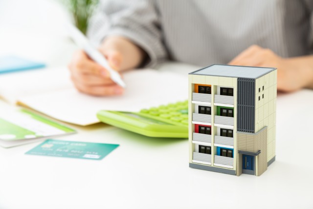 電卓で仲介手数料の相場を計算する人