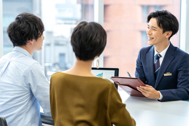 仲介手数料の相場について話す夫婦