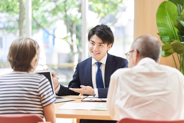 土地売却の説明をしている不動産会社の人