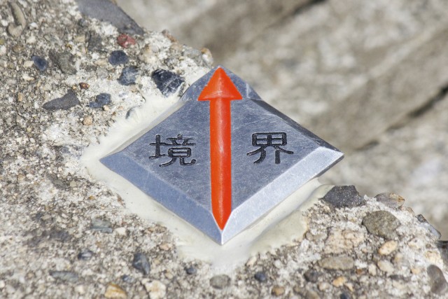 土地に埋められた金属標