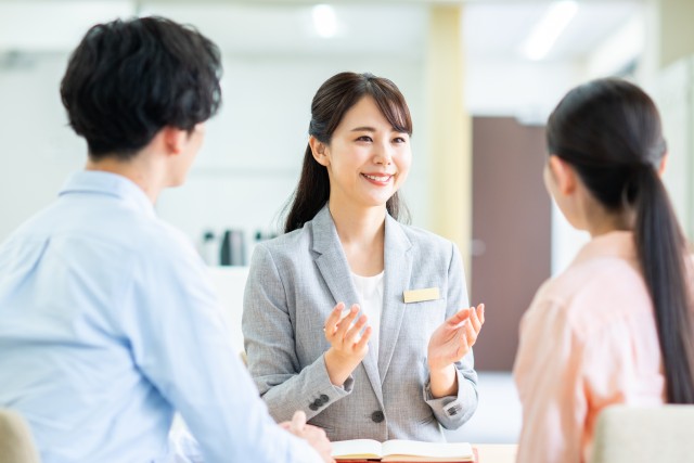 入居申し込みをする入居者
