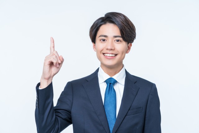告知事項を説明する担当者
