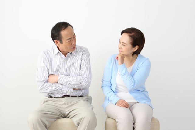 資産整理の目的について話し合うシニア