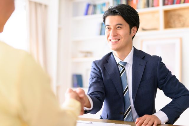 仲介を行う不動産会社の担当者