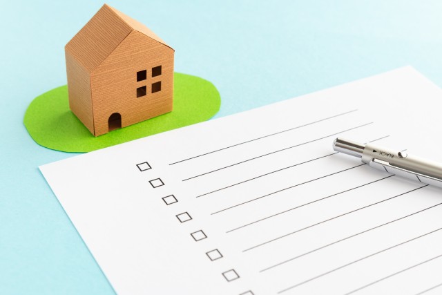 家の模型とチェックリスト