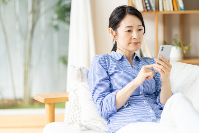 どこに依頼するか悩む女性