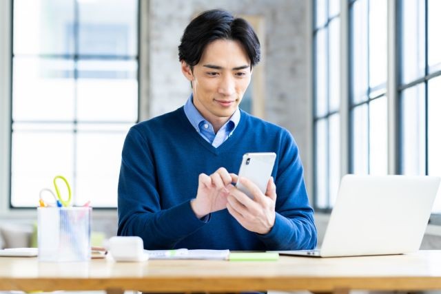 オンラインで不動産査定をする人