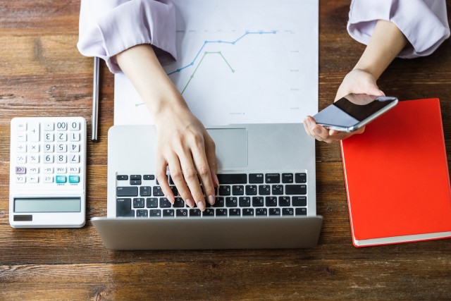 不動産サイトを確認する人